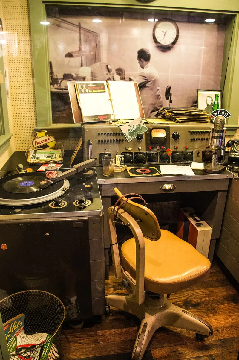 Il momento esatto in cui cambi canzone: l'arte italiana del DJ che conosce il pubblico