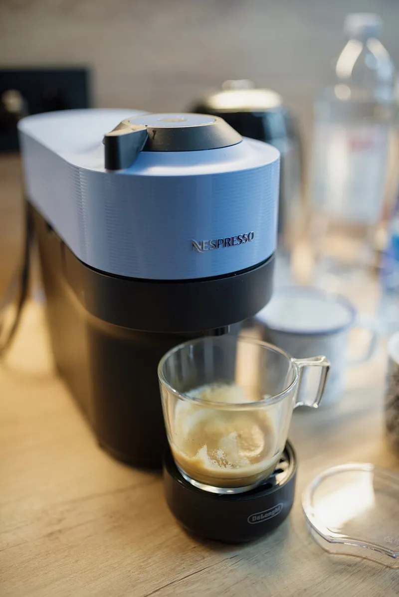 Prima del caffè, il mondo: come costruire la tua routine radiofonica delle 7 del mattino